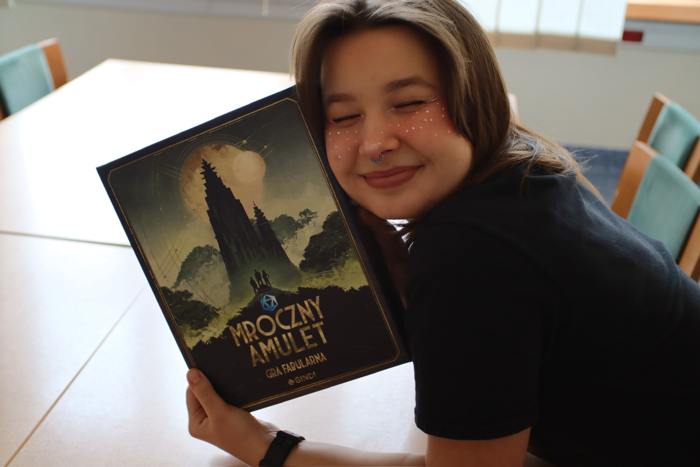 Zdjęcie uczestniczki z grą planszową