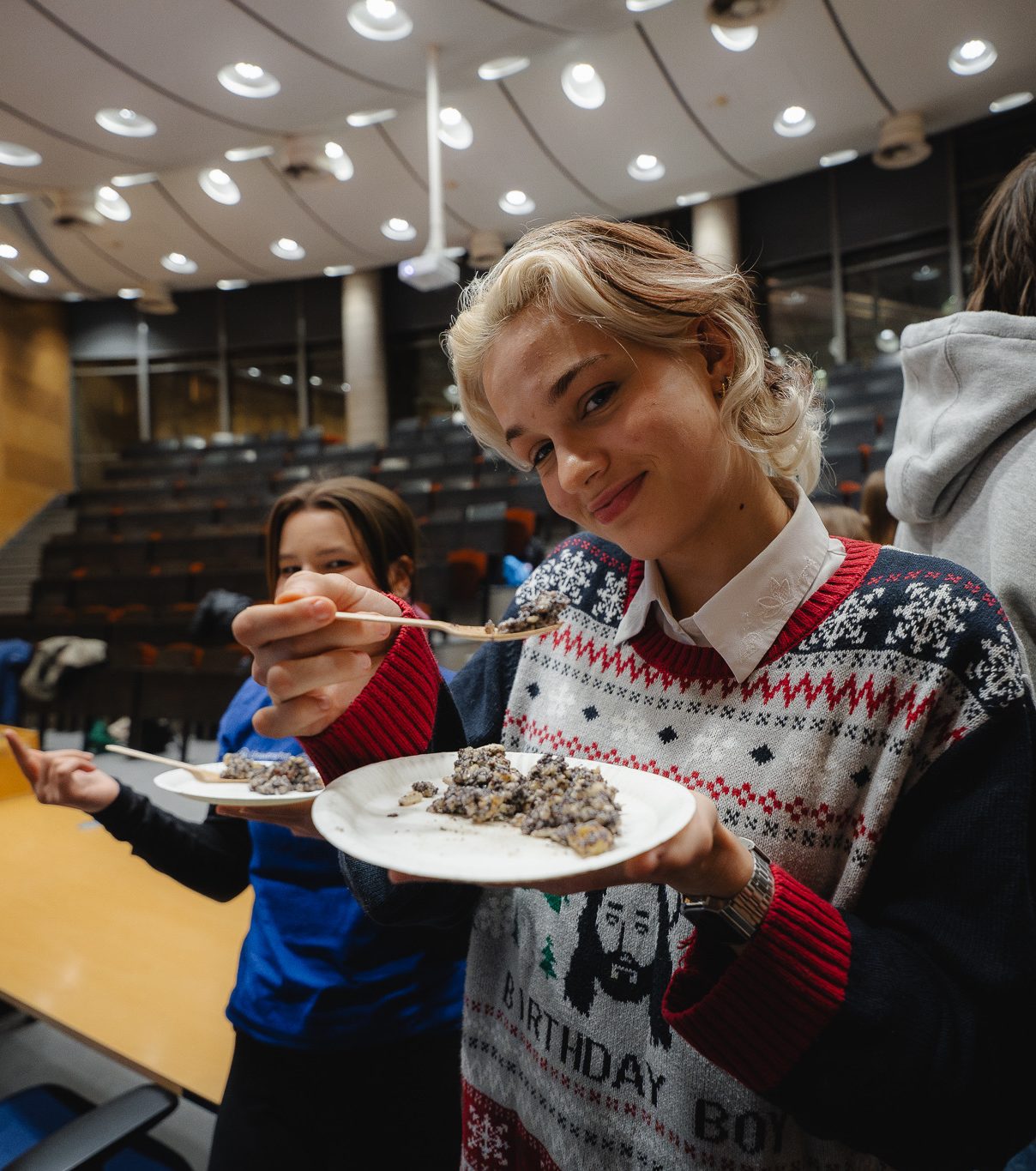 Zdjęcie uczestniczki z grą planszową
