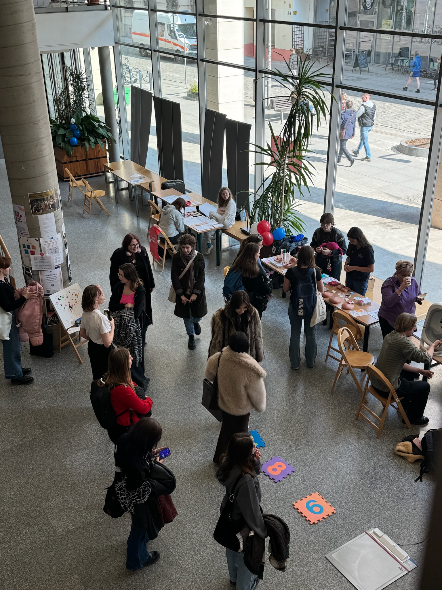 Zdjęcie uczestniczki z grą planszową